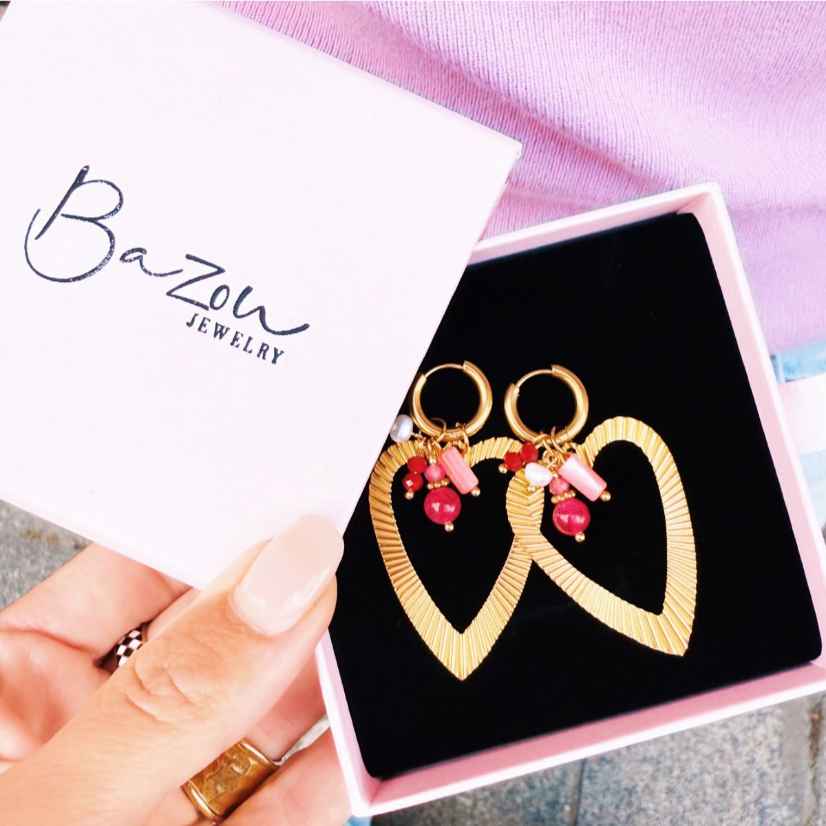 COOSZ_Bazou_statement oorbellen met hart roze