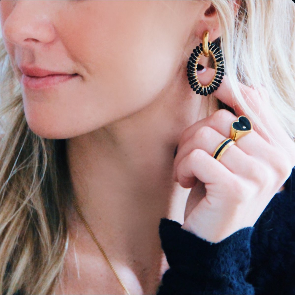 COOSZ_Bazou_oorbel met ovale facet hanger – zwart