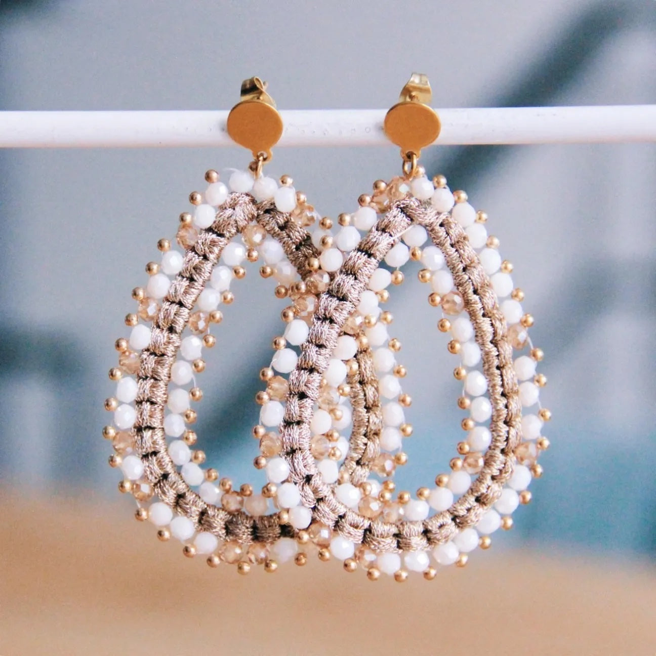 Bazou gouden statement oorbellen - drop met facetjes