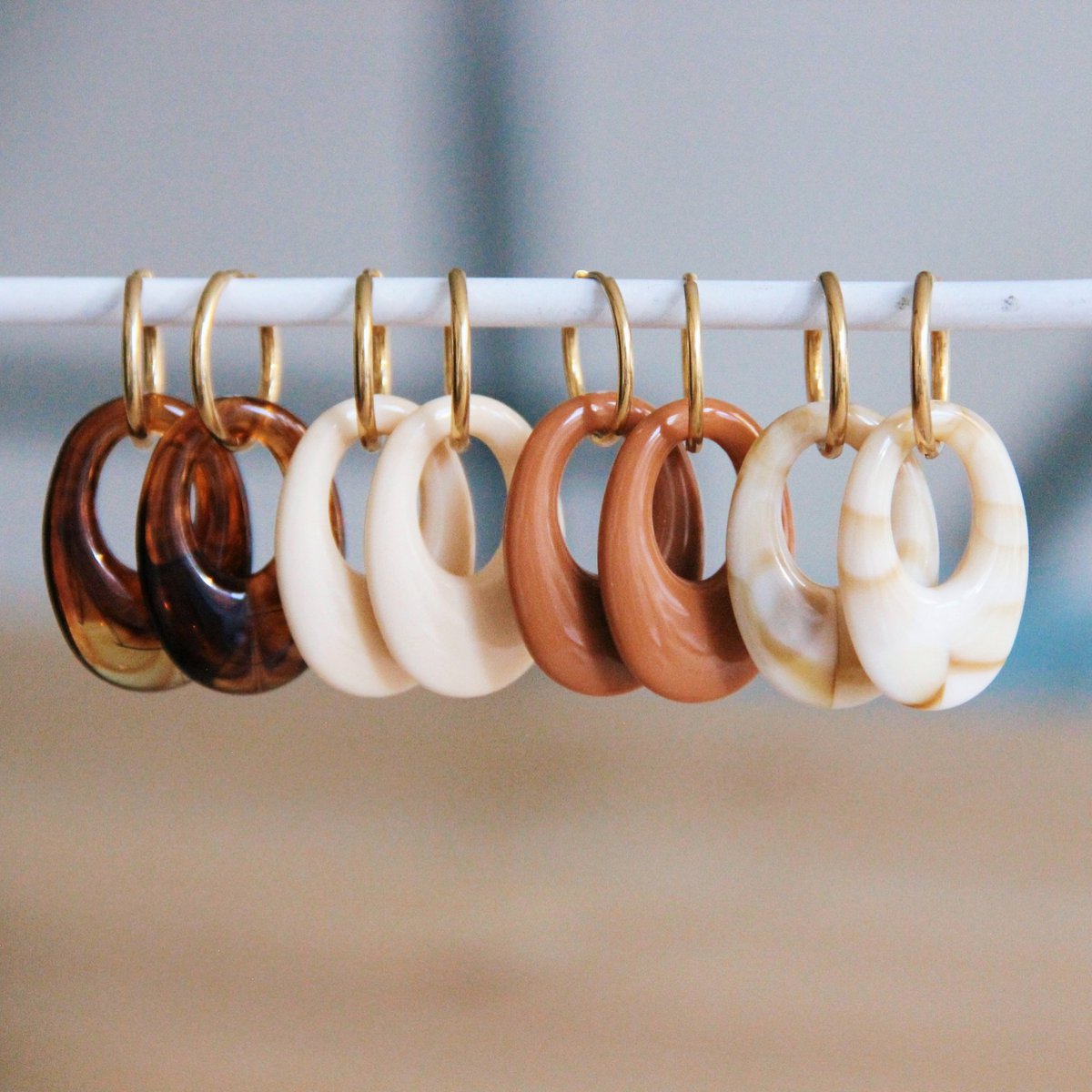 Oorring met resin druppel – gemeleerd/goud