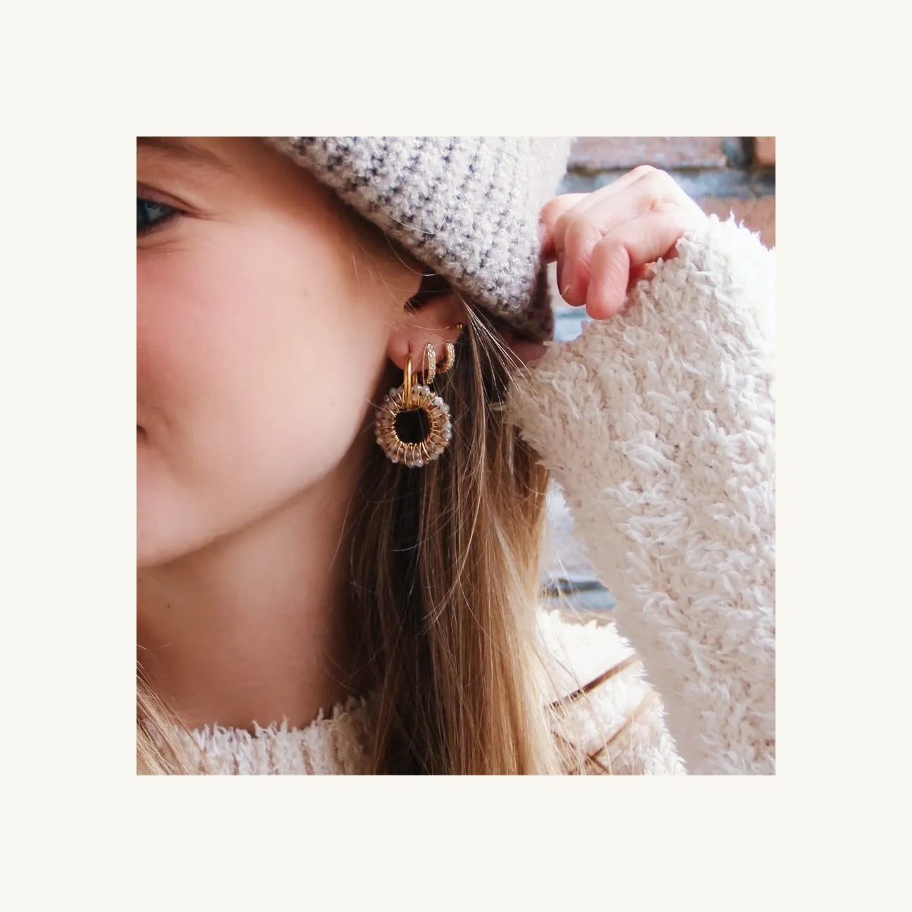 Gouden oorbellen met ronde facet hanger - nude