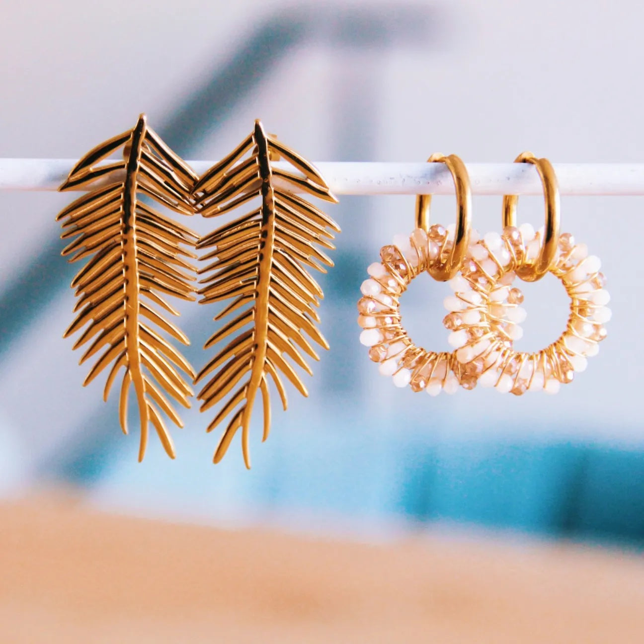 Gouden oorbellen met ronde facet hanger - nude