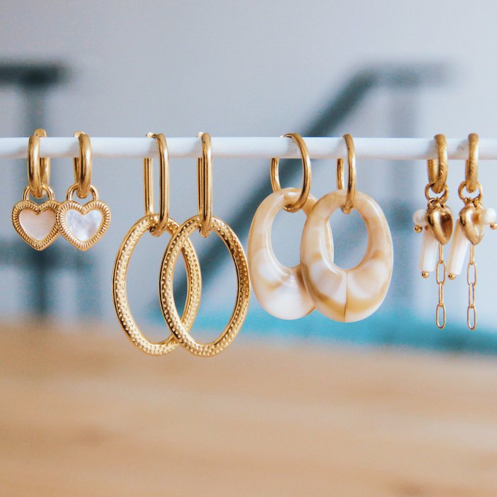 Oorring met resin druppel – gemeleerd/goud