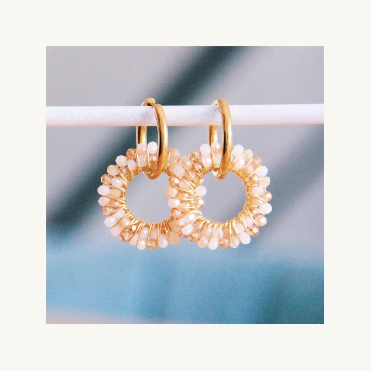 Gouden statement oorbellen - Beige - Bazou