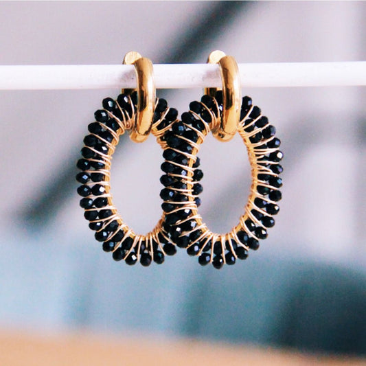 COOSZ_Bazou_oorbel met ovale facet hanger – zwart