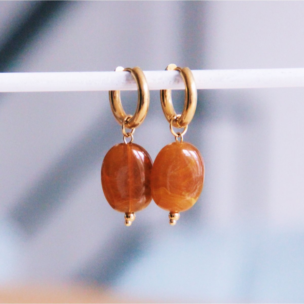 COOSZ_Bazou_bruine harsbedel oorbellen