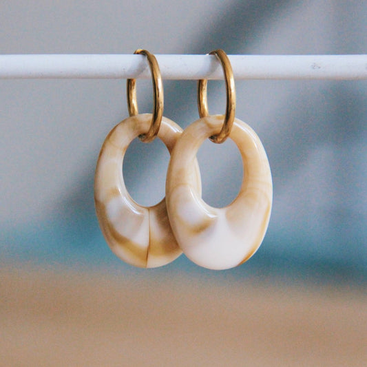 Oorring met resin druppel – gemeleerd/goud