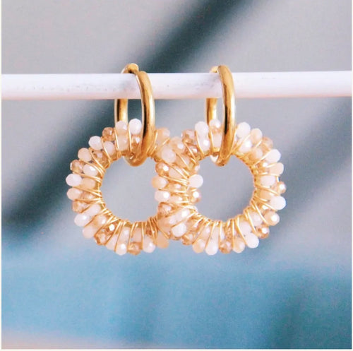 Gouden oorbellen met ronde facet hanger - nude