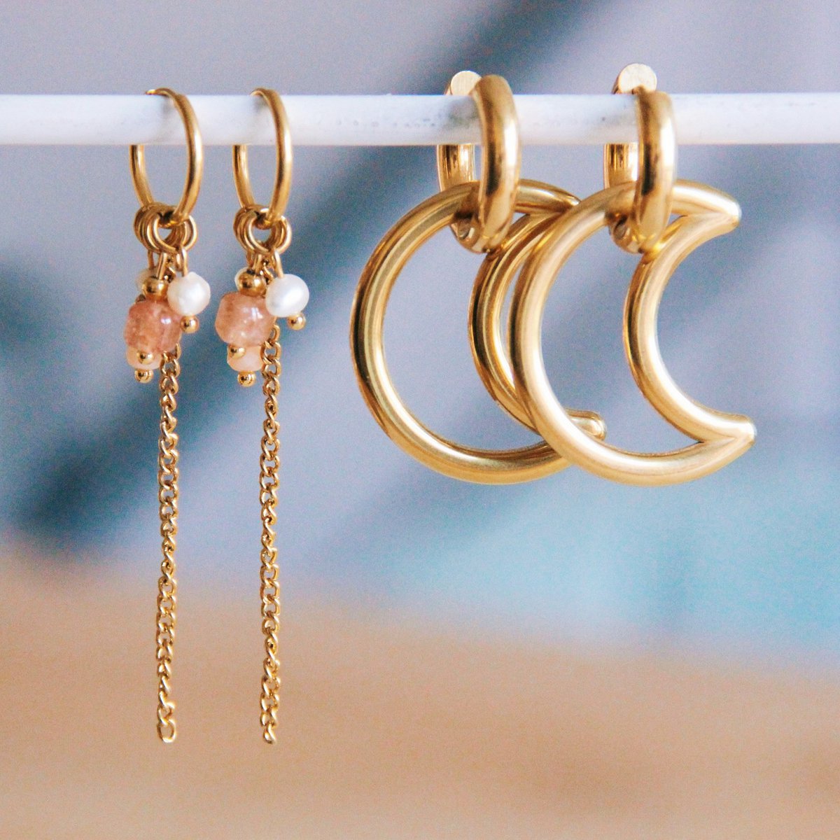 Oorring met edelsteentjes, facetjes en kettinkje - nude peach