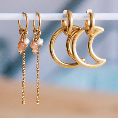 Oorring met edelsteentjes, facetjes en kettinkje - nude peach