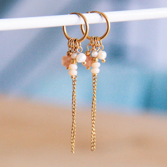 Oorring met edelsteentjes, facetjes en kettinkje - nude peach