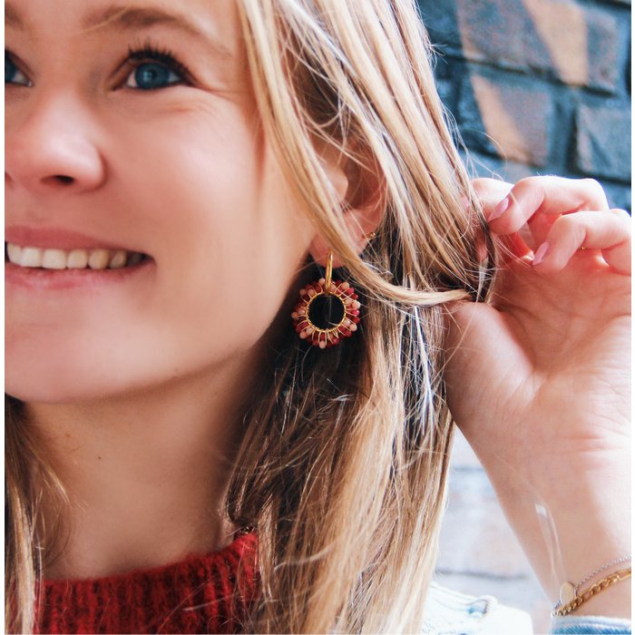 Statement oorbel met ronde facet hanger - roze/rood