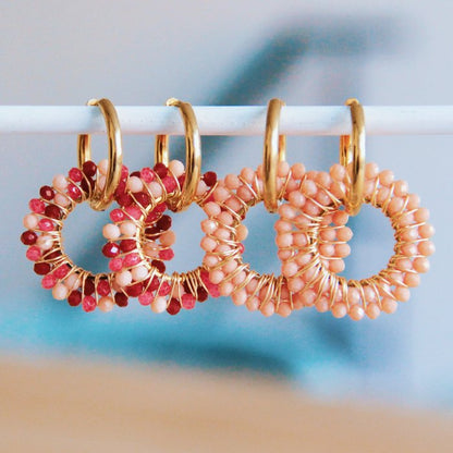 Statement oorbel met ronde facet hanger - roze/rood