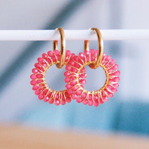Gouden oorbellen met ronde facet hanger - fushia