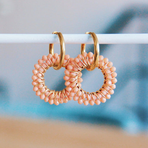 Gouden oorbellen met ronde facet hanger - zalm